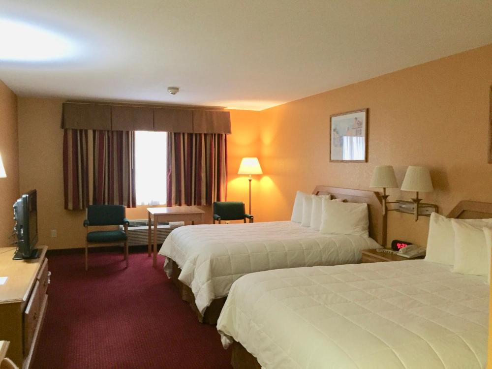 Queen Room with Two Queen Beds - Non-Smoking interior